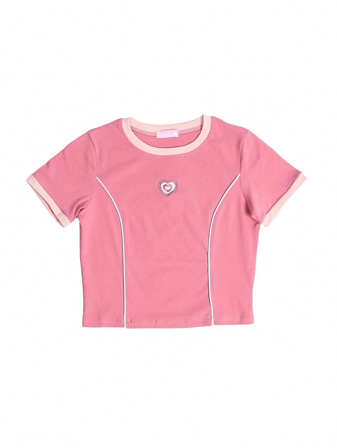 Camiseta rosa para niña con detalle de corazón en el pecho y líneas blancas decorativas.