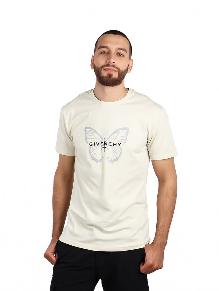 Camiseta de manga corta color silver birch con estampado de mariposa y marca Givenchy en el pecho.