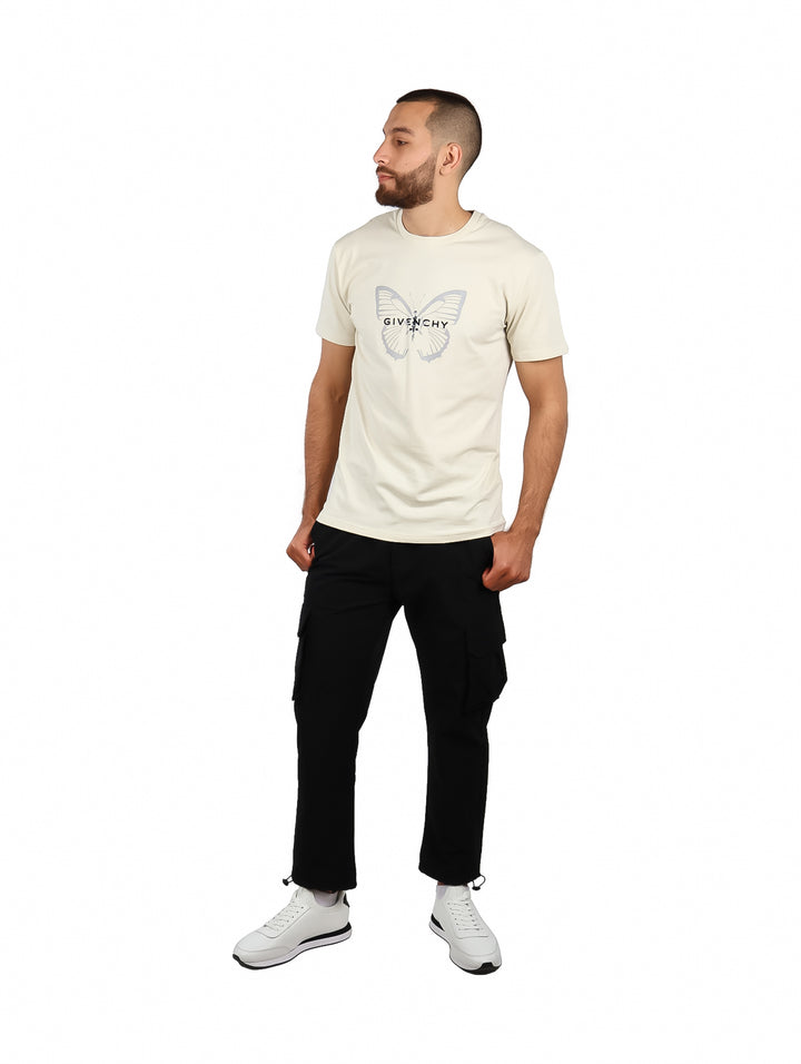 Camiseta de manga corta color silver birch con estampado de mariposa y marca Givenchy en el pecho.