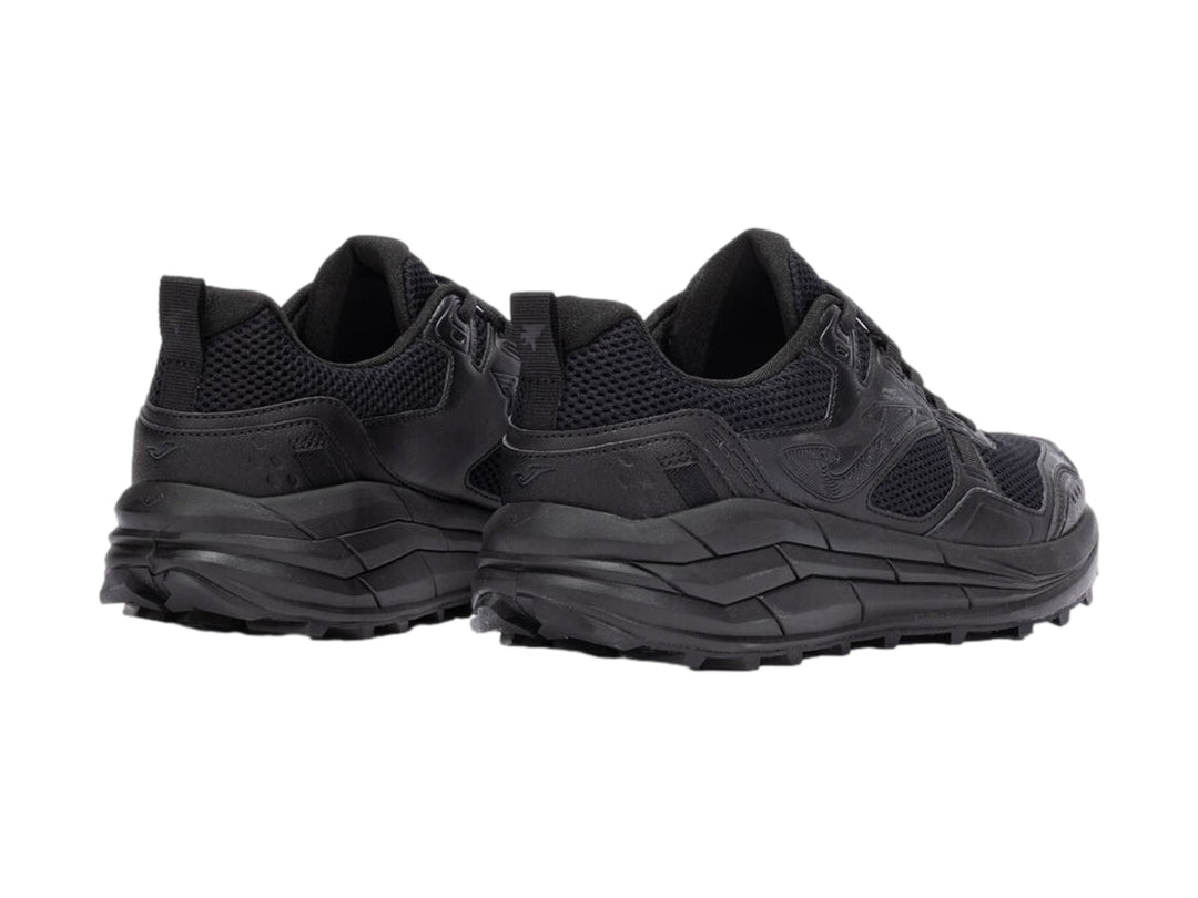 Tenis deportivos Joma TKSHOW en color negro total con malla transpirable y suela robusta para hombre.