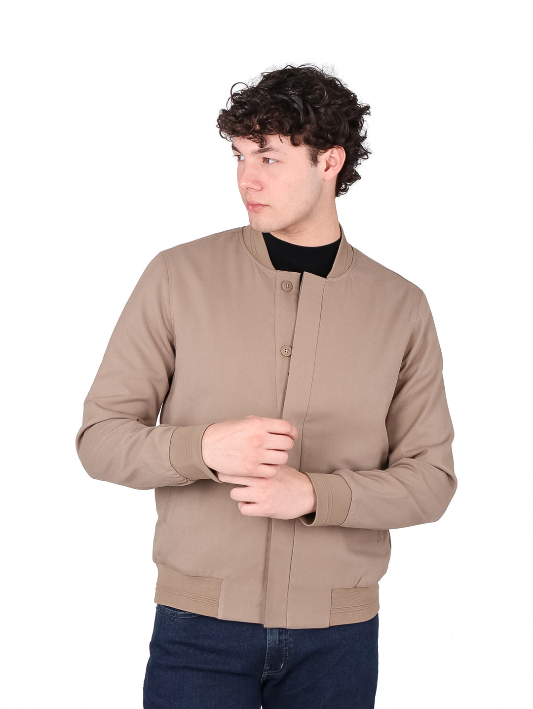 Hombre usando una chamarra bomber DKNY color taupe de estilo casual y textura mate.