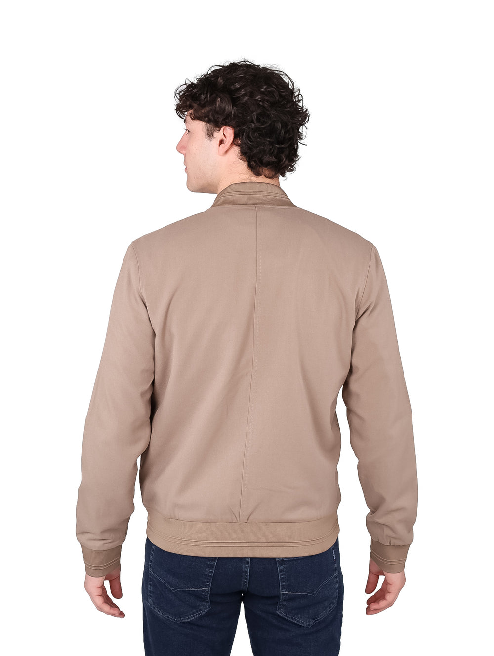 Hombre usando una chamarra bomber DKNY color taupe de estilo casual y textura mate.