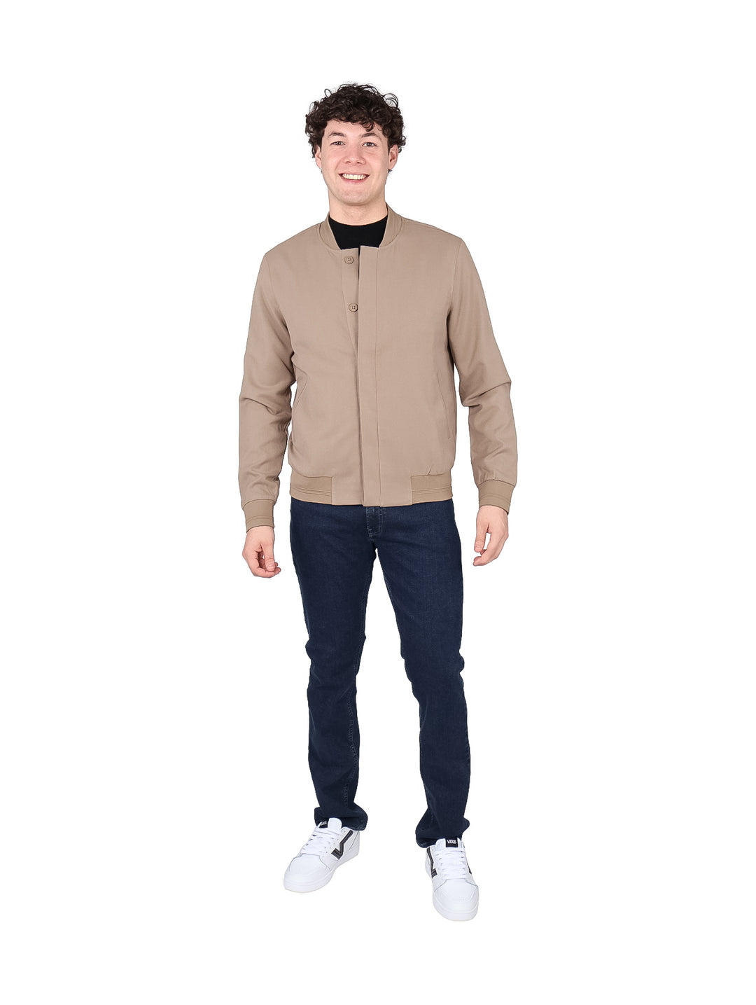 Hombre usando una chamarra bomber DKNY color taupe de estilo casual y textura mate.