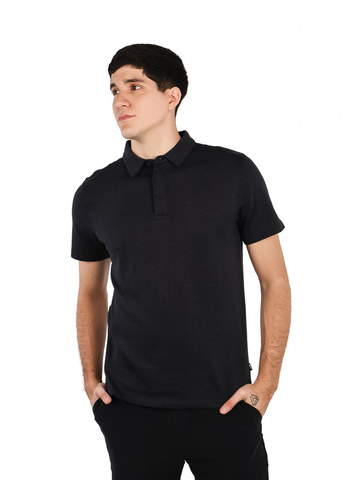 Hombre vistiendo una camiseta polo negra de manga corta.