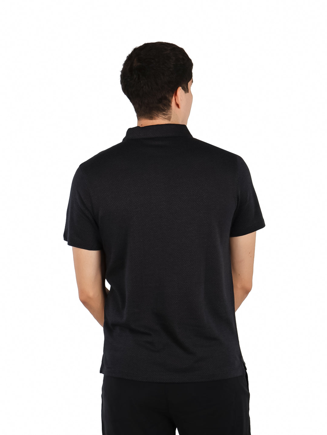 Hombre vistiendo una camiseta polo negra de manga corta.