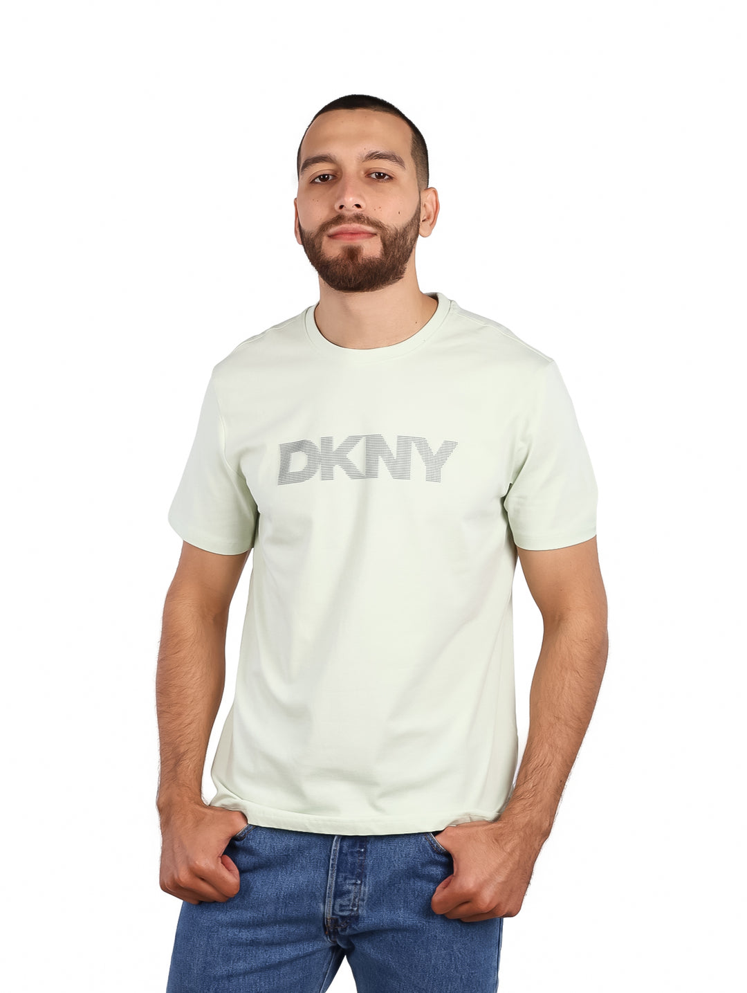 Hombre vistiendo camiseta de manga corta color menta pálido con logo DKNY en el pecho.