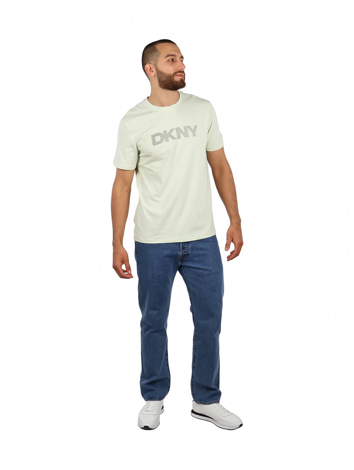 Hombre vistiendo camiseta de manga corta color menta pálido con logo DKNY en el pecho.