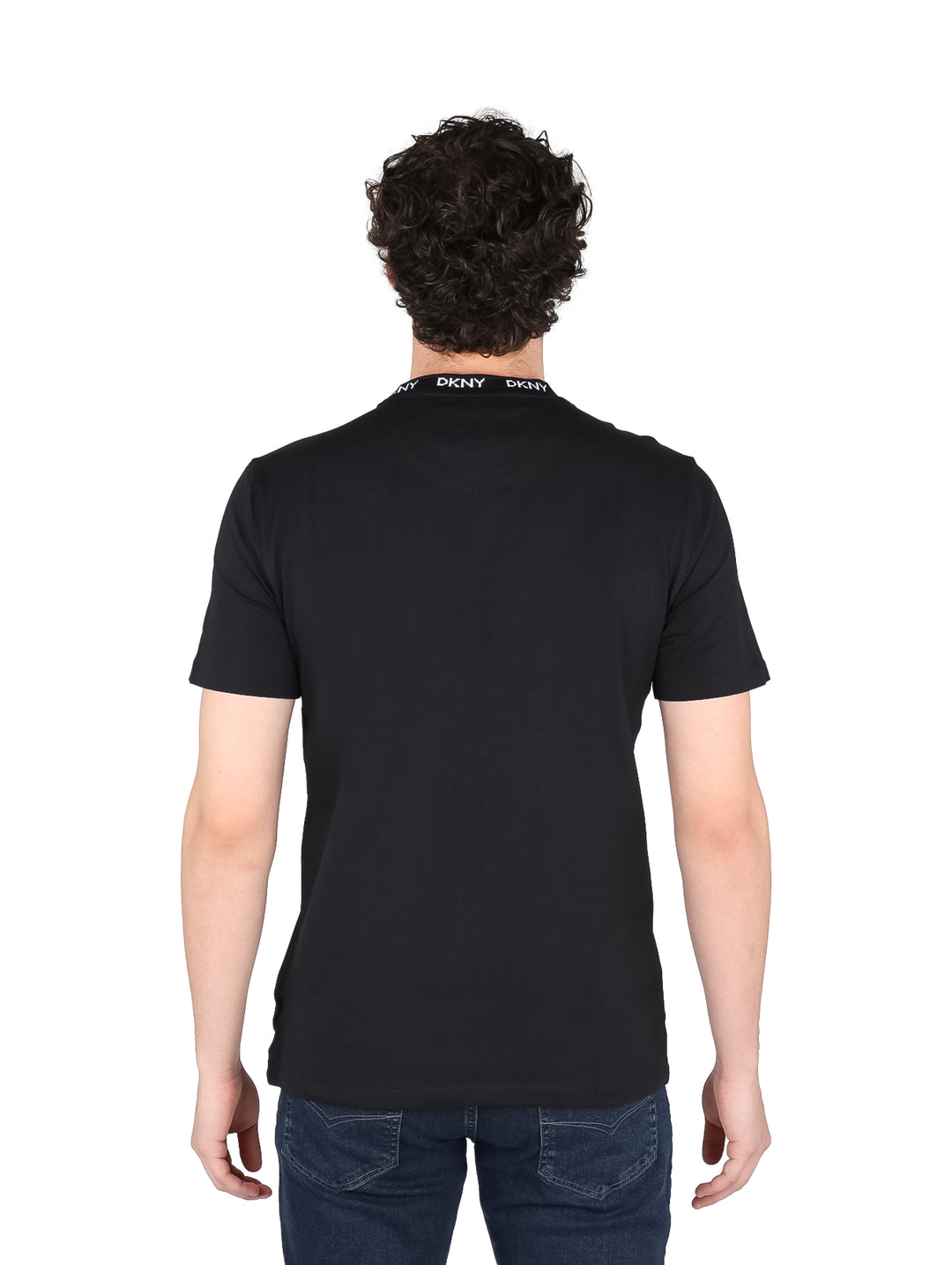 Hombre vistiendo camiseta negra de manga corta DKNY con logotipo blanco en el cuello y pecho.