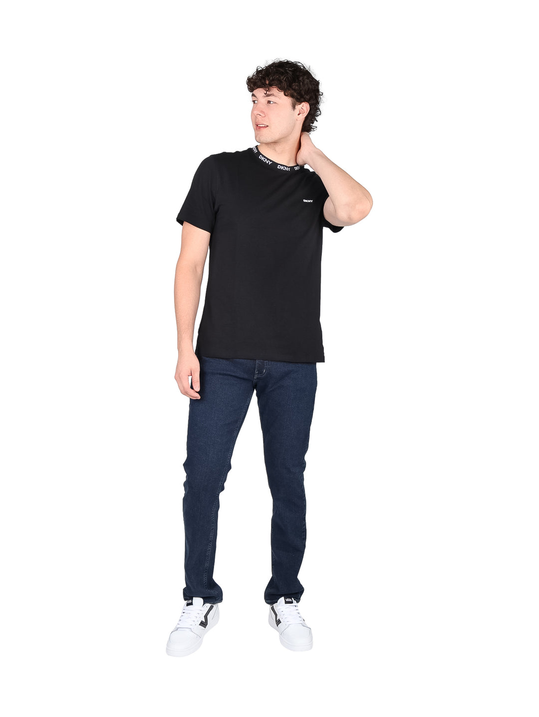 Hombre vistiendo camiseta negra de manga corta DKNY con logotipo blanco en el cuello y pecho.