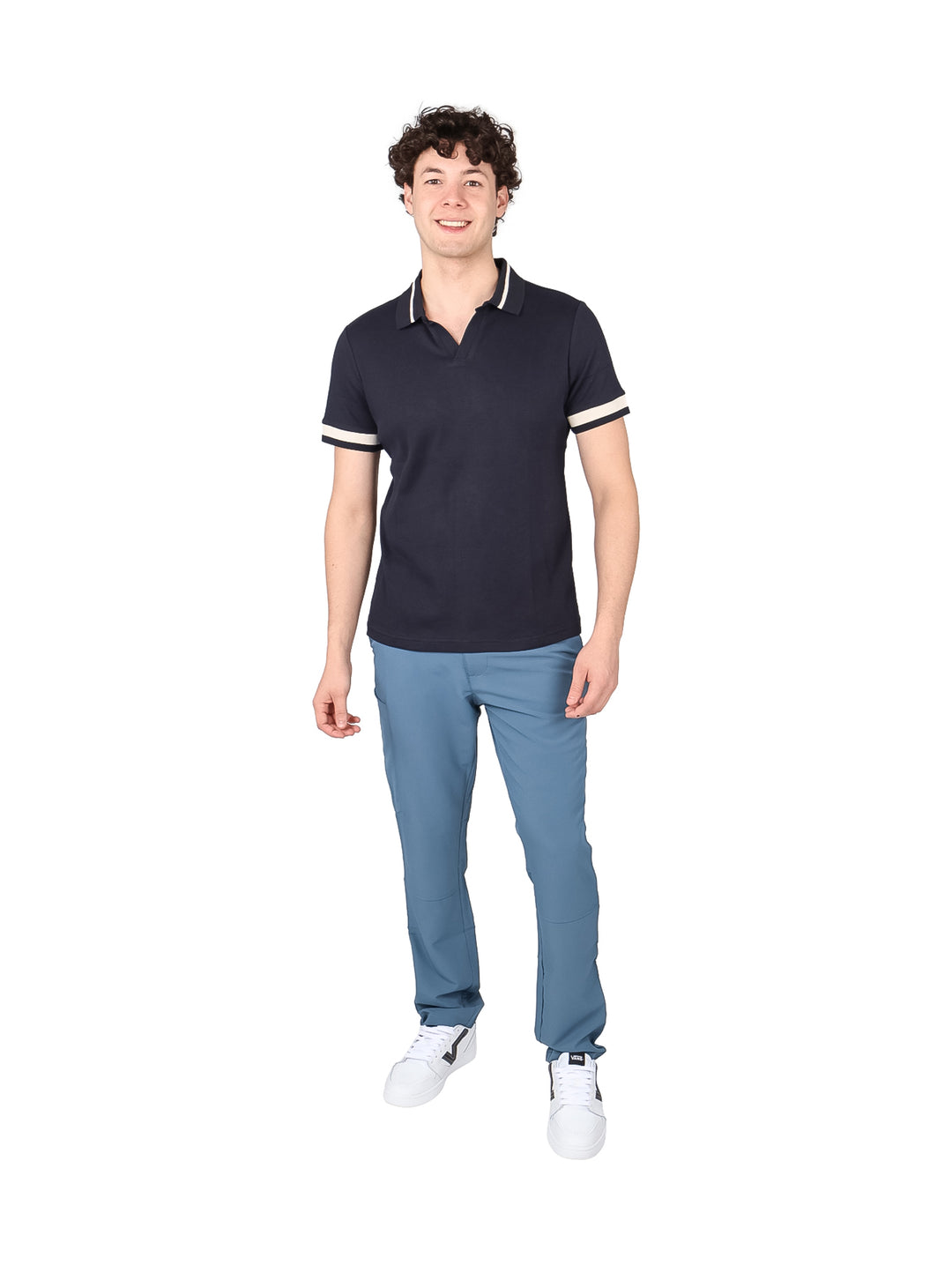 Hombre vistiendo una playera polo color azul marino con detalles en blanco en mangas y cuello.