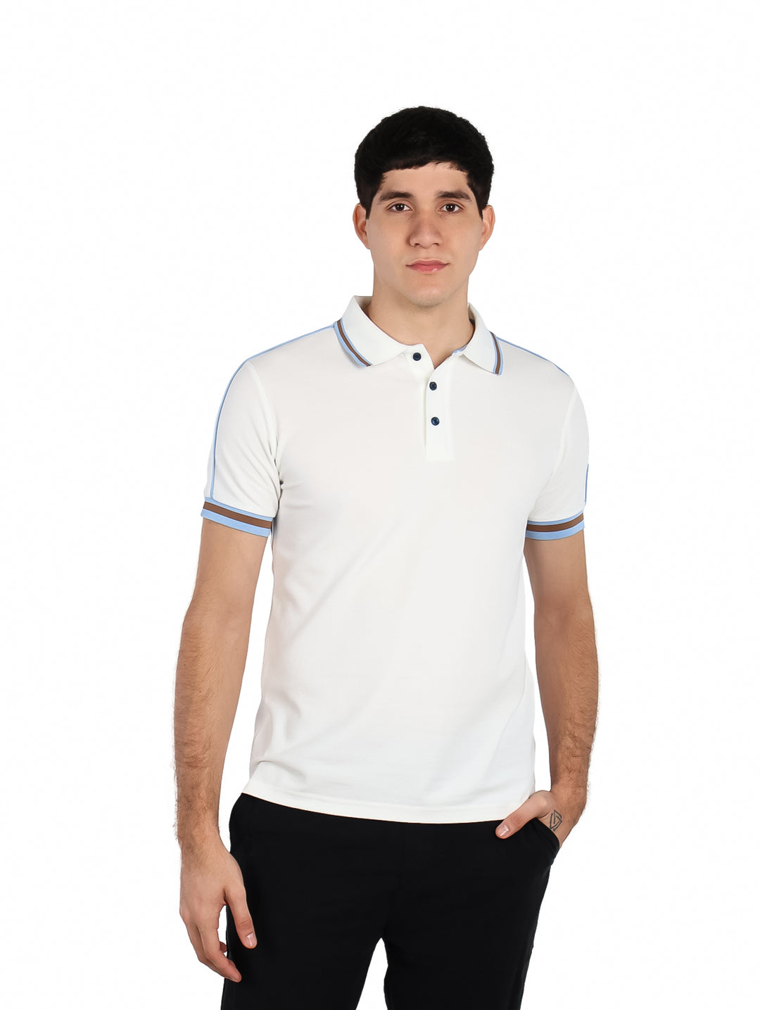Hombre vistiendo playera polo blanca con detalles de rayas azules y cafés en cuello y mangas.