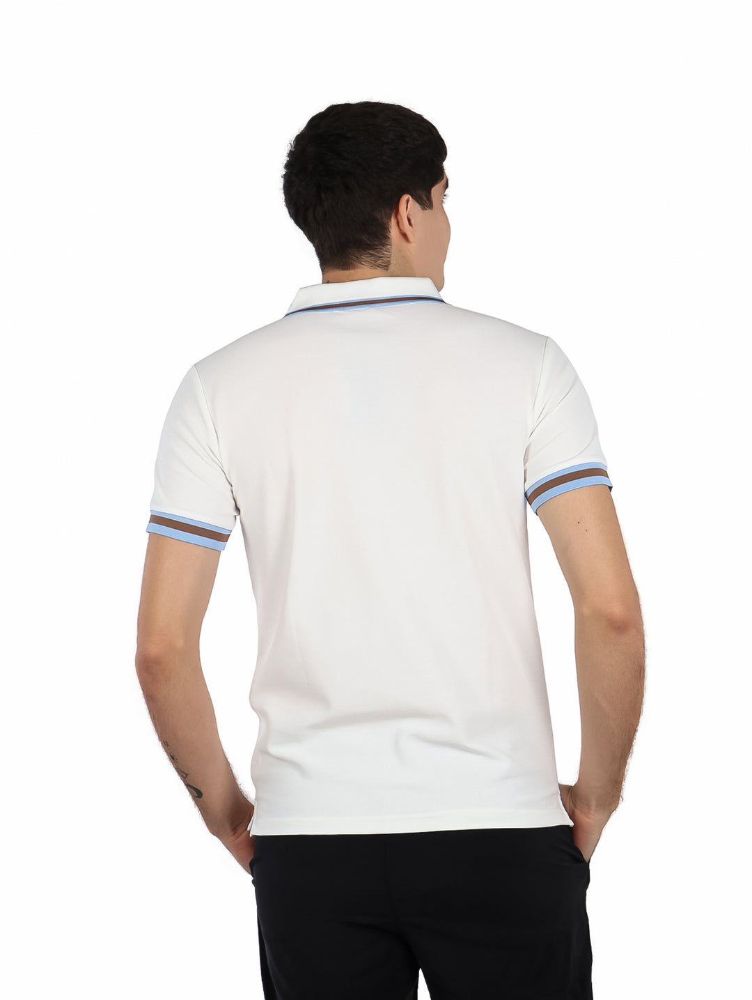 Hombre vistiendo playera polo blanca con detalles de rayas azules y cafés en cuello y mangas.