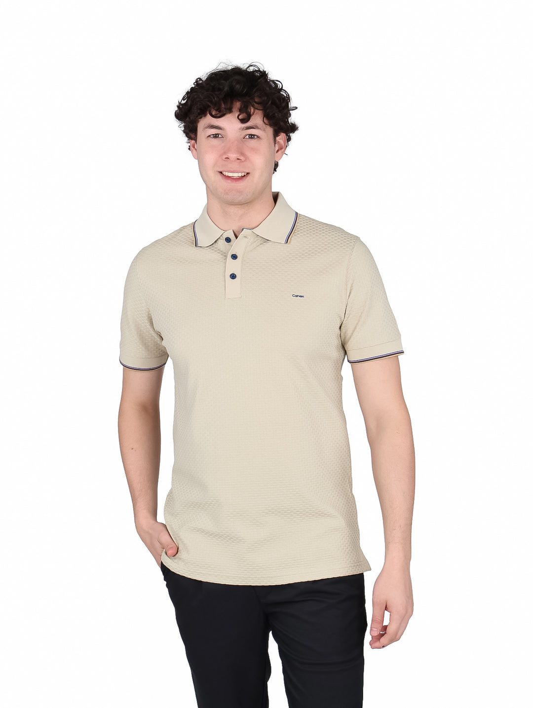 Hombre vistiendo playera polo color sand con textura y detalles en azul marino en cuello y mangas.