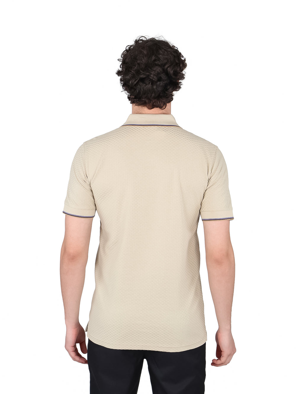 Hombre vistiendo playera polo color sand con textura y detalles en azul marino en cuello y mangas.