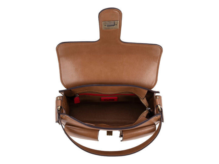 Bolso de cuero color camel con asa superior, correa ajustable y detalles metálicos dorados.