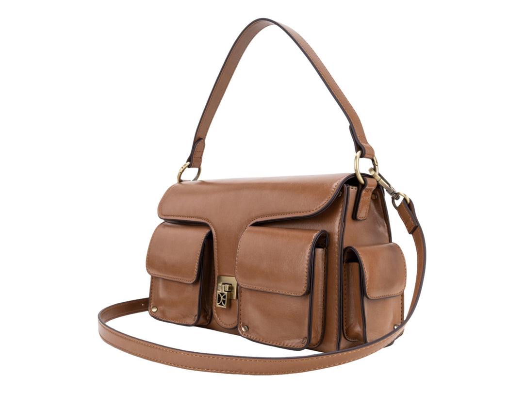 Bolso de cuero color camel con asa superior, correa ajustable y detalles metálicos dorados.
