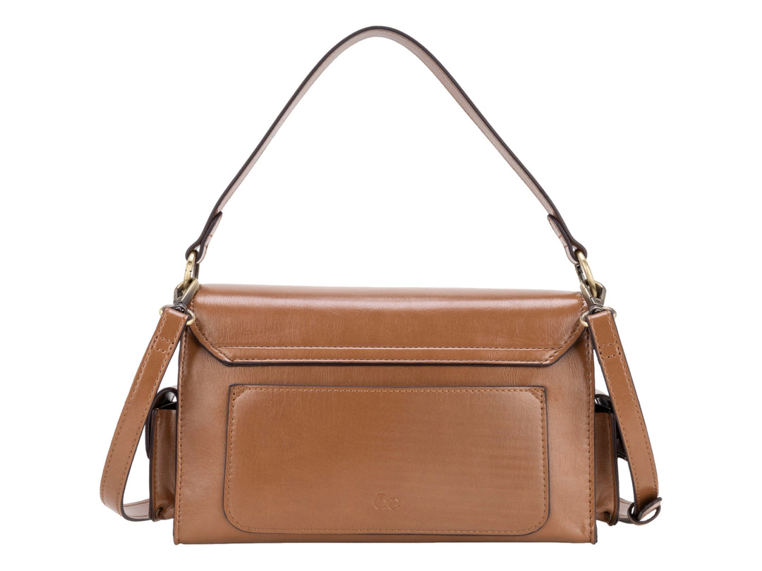 Bolso de cuero color camel con asa superior, correa ajustable y detalles metálicos dorados.