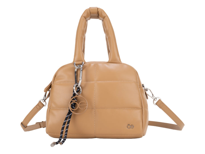 Bolso de mano color camel con diseño acolchado, asa superior y correa ajustable.