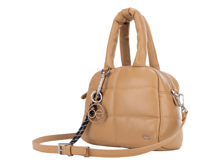 Bolso de mano color camel con diseño acolchado, asa superior y correa ajustable.