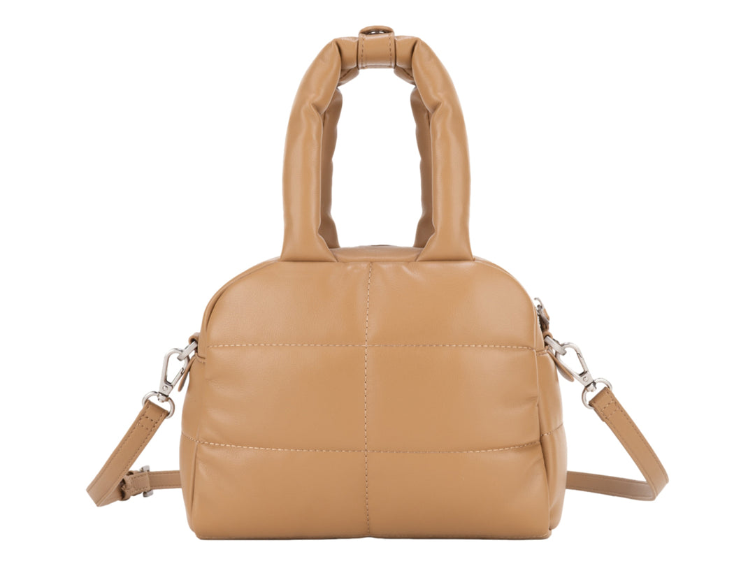 Bolso de mano color camel con diseño acolchado, asa superior y correa ajustable.