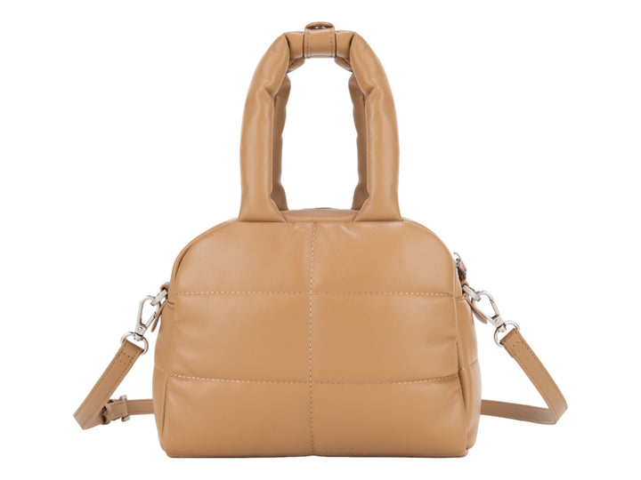 Bolso de mano color camel con diseño acolchado, asa superior y correa ajustable.