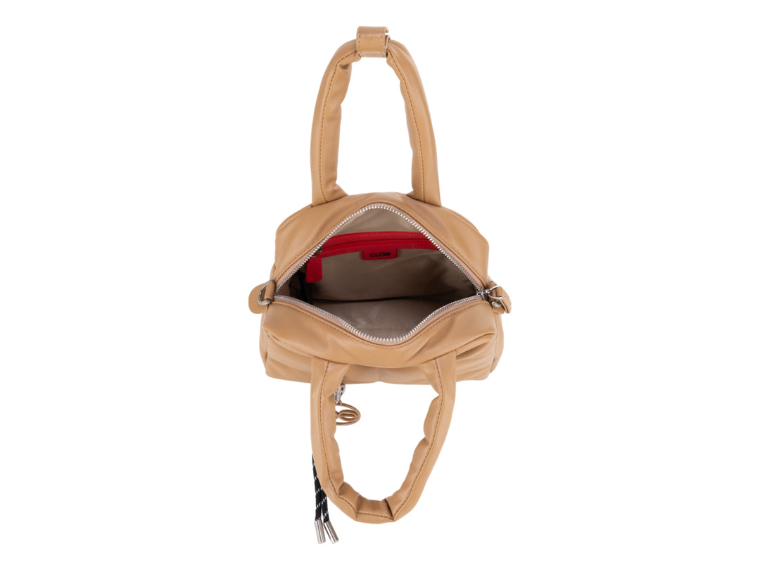 Bolso de mano color camel con diseño acolchado, asa superior y correa ajustable.