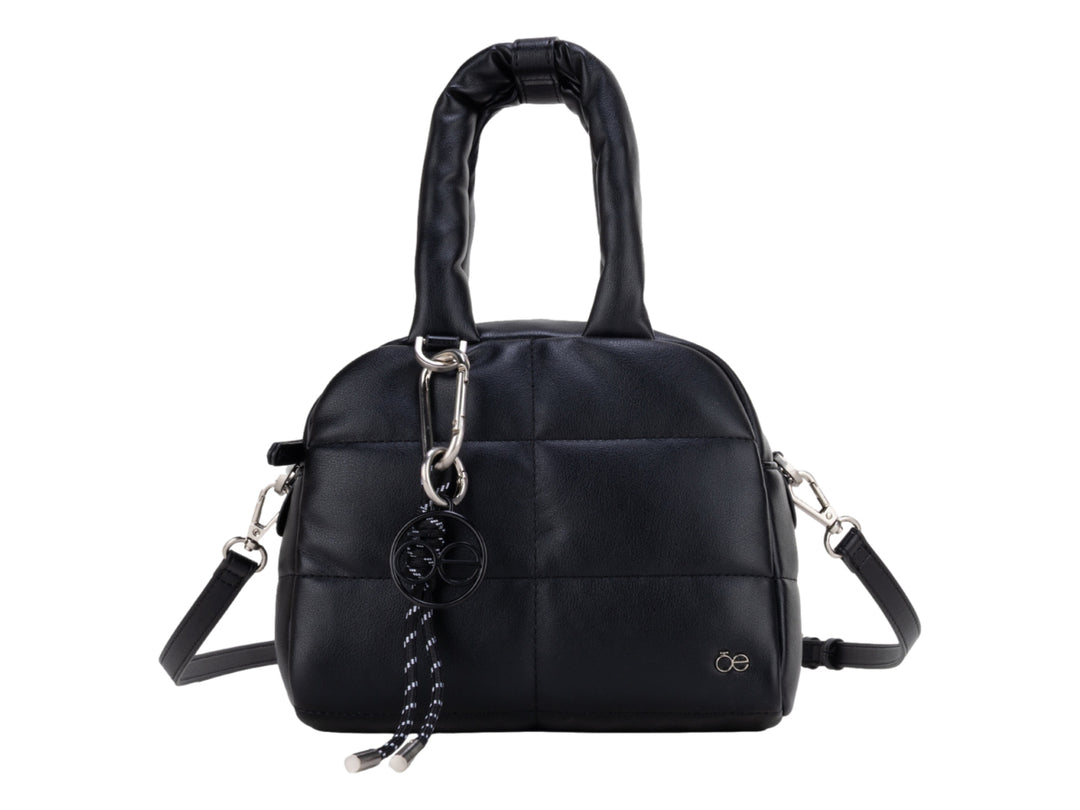 Bolso Cloe color negro con diseño acolchado, asa superior y correa ajustable con detalles en metal plateado.