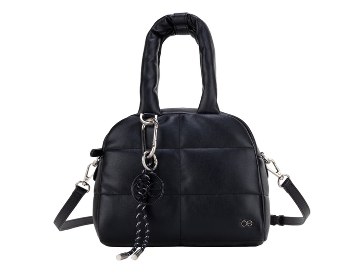 Bolso Cloe color negro con diseño acolchado, asa superior y correa ajustable con detalles en metal plateado.