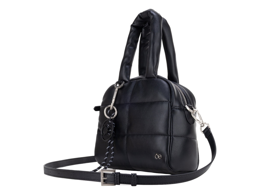 Bolso Cloe color negro con diseño acolchado, asa superior y correa ajustable con detalles en metal plateado.