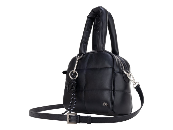 Bolso Cloe color negro con diseño acolchado, asa superior y correa ajustable con detalles en metal plateado.