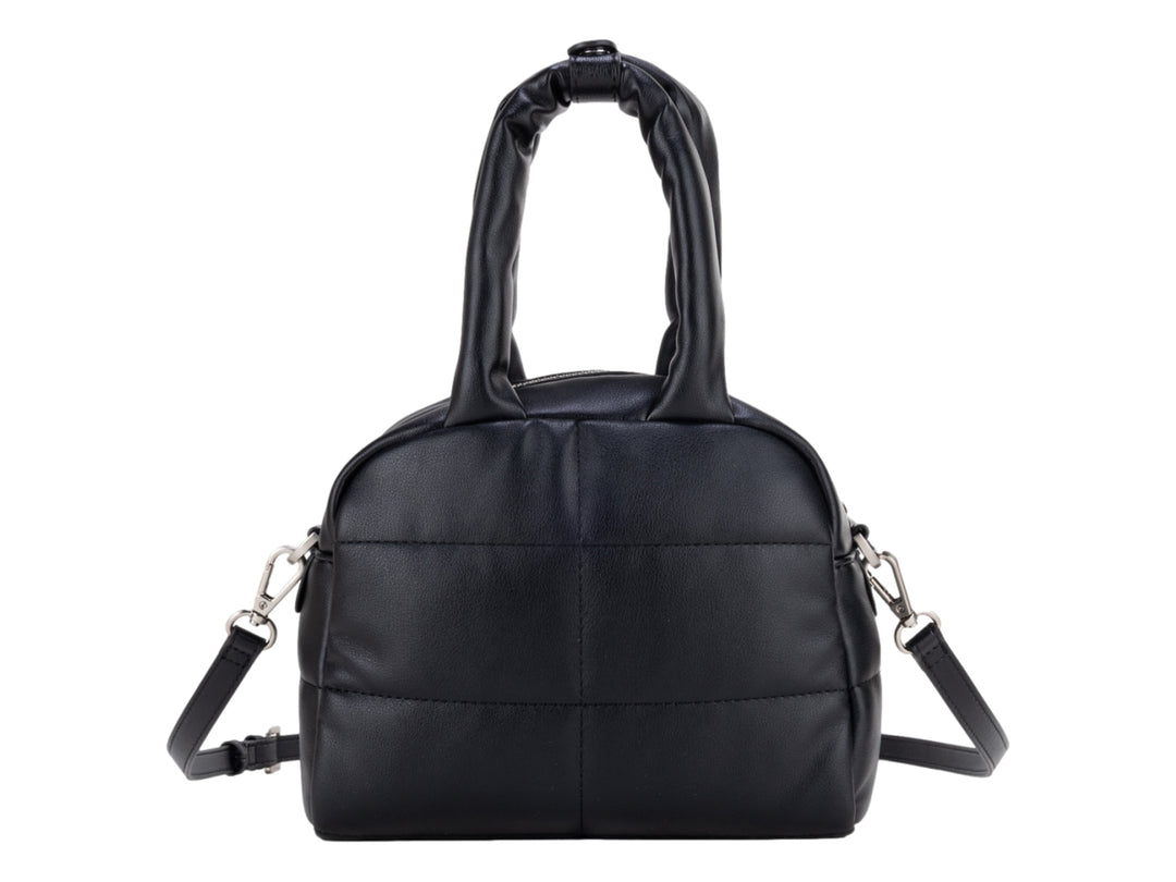 Bolso Cloe color negro con diseño acolchado, asa superior y correa ajustable con detalles en metal plateado.