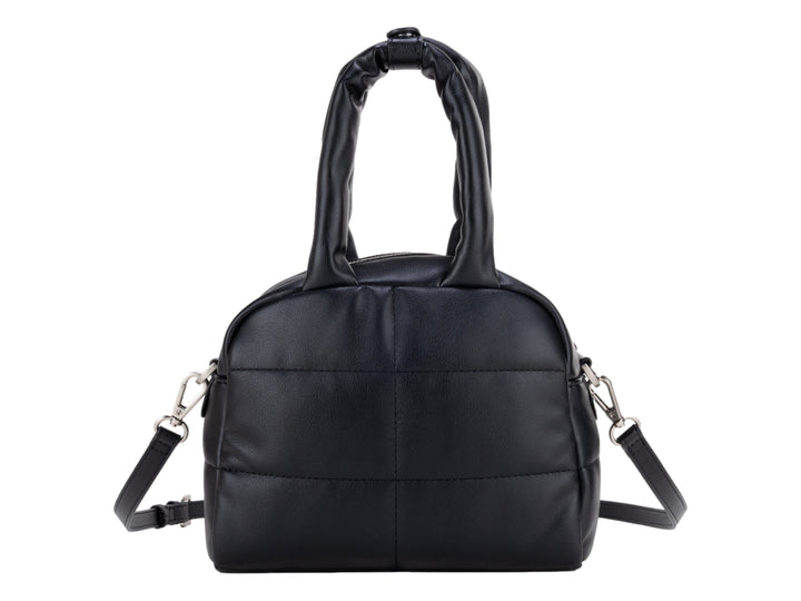 Bolso Cloe color negro con diseño acolchado, asa superior y correa ajustable con detalles en metal plateado.