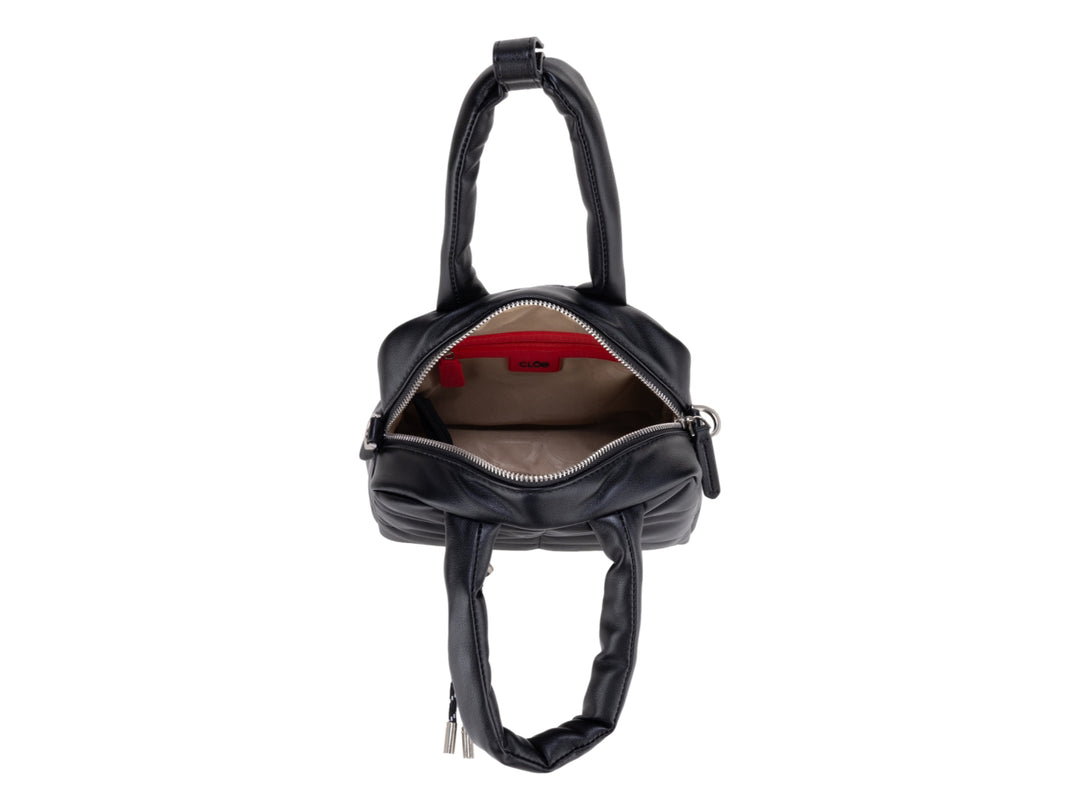 Bolso Cloe color negro con diseño acolchado, asa superior y correa ajustable con detalles en metal plateado.