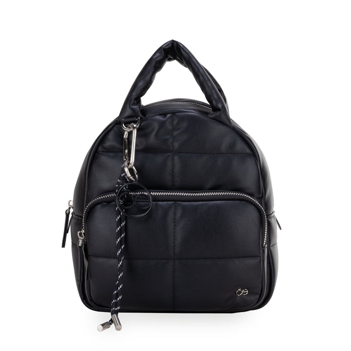 Mochila Cloe color negro con diseño acolchado, detalles plateados y asa superior.