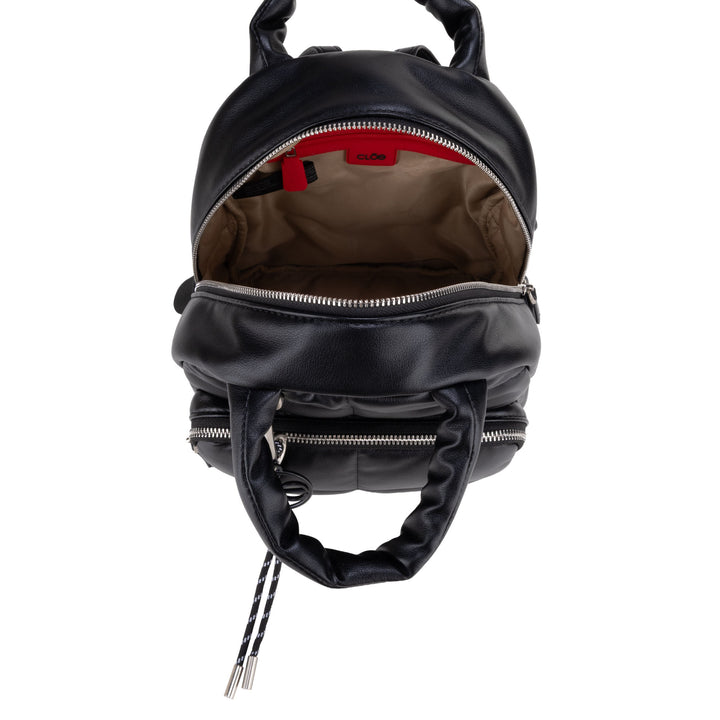 Mochila Cloe color negro con diseño acolchado, detalles plateados y asa superior.
