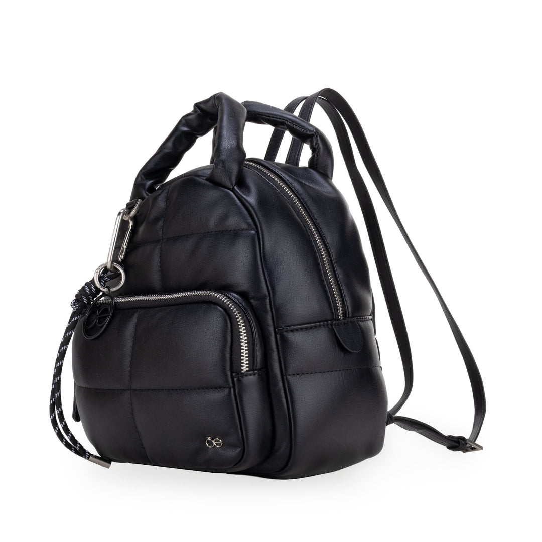 Mochila Cloe color negro con diseño acolchado, detalles plateados y asa superior.