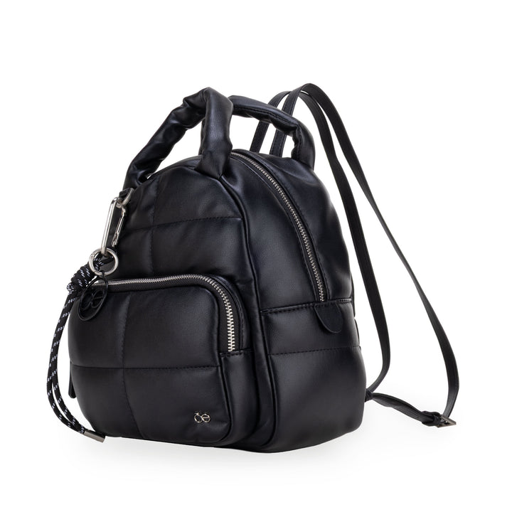 Mochila Cloe color negro con diseño acolchado, detalles plateados y asa superior.