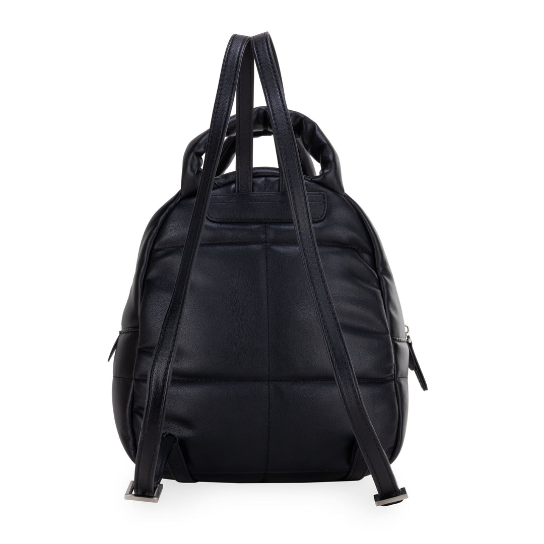 Mochila Cloe color negro con diseño acolchado, detalles plateados y asa superior.