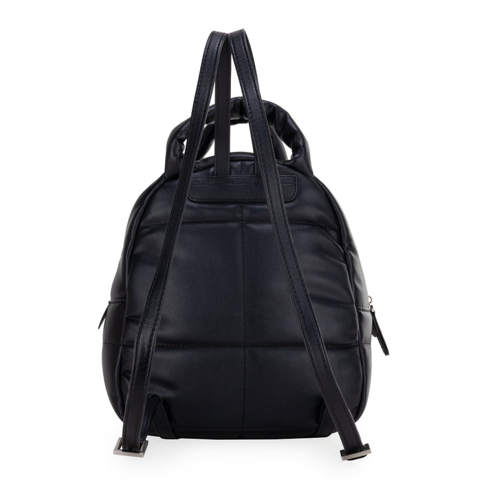 Mochila Cloe color negro con diseño acolchado, detalles plateados y asa superior.