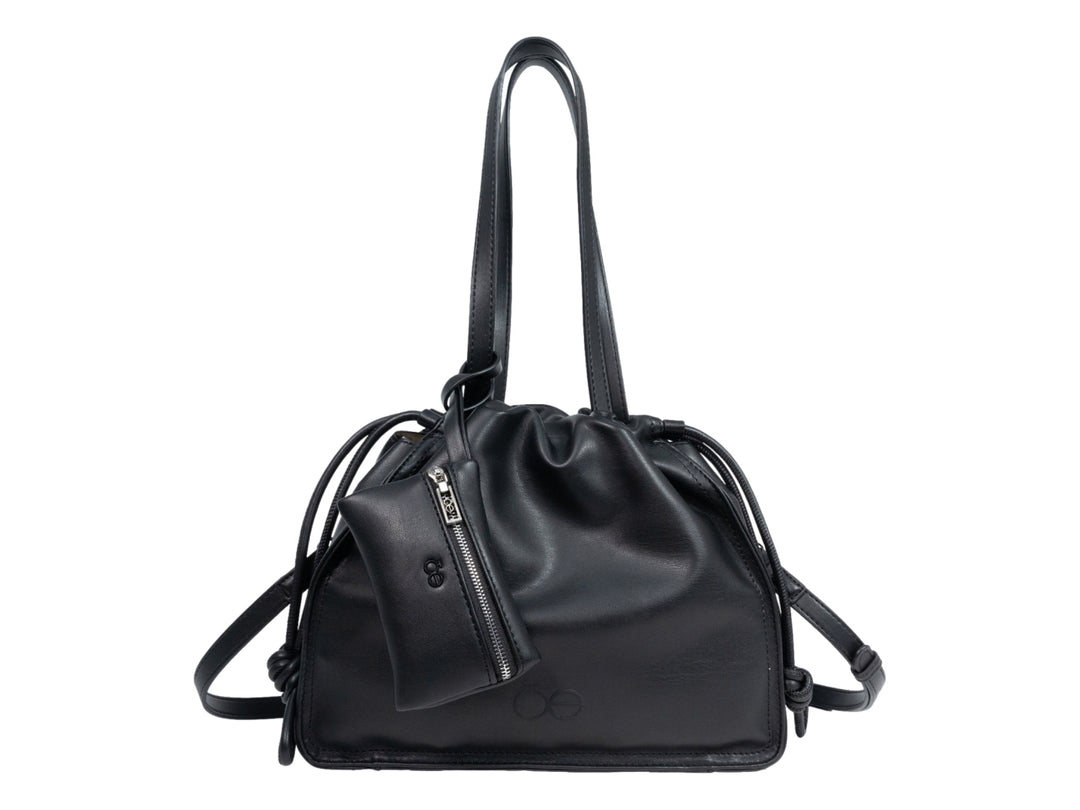Bolso de hombro Cloe en color negro, confeccionado en cuero con diseño fruncido y un pequeño bolsillo frontal con cierre.
