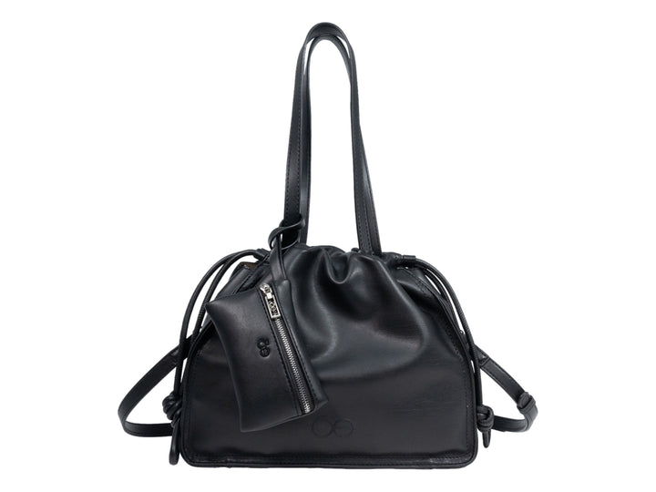 Bolso de hombro Cloe en color negro, confeccionado en cuero con diseño fruncido y un pequeño bolsillo frontal con cierre.