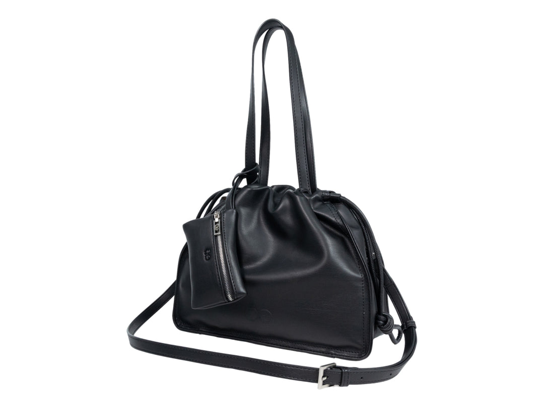 Bolso de hombro Cloe en color negro, confeccionado en cuero con diseño fruncido y un pequeño bolsillo frontal con cierre.