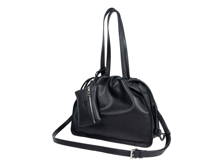 Bolso de hombro Cloe en color negro, confeccionado en cuero con diseño fruncido y un pequeño bolsillo frontal con cierre.