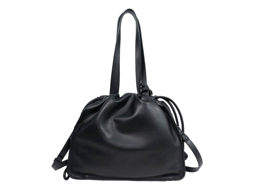 Bolso de hombro Cloe en color negro, confeccionado en cuero con diseño fruncido y un pequeño bolsillo frontal con cierre.
