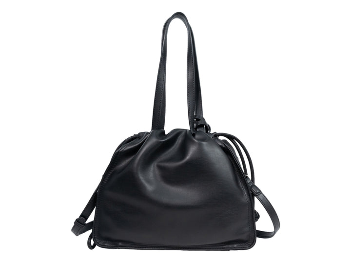 Bolso de hombro Cloe en color negro, confeccionado en cuero con diseño fruncido y un pequeño bolsillo frontal con cierre.