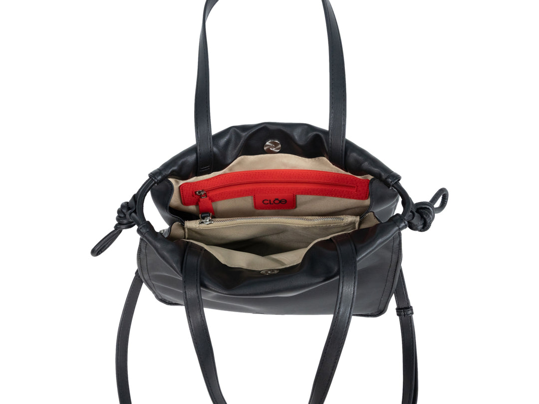 Bolso de hombro Cloe en color negro, confeccionado en cuero con diseño fruncido y un pequeño bolsillo frontal con cierre.