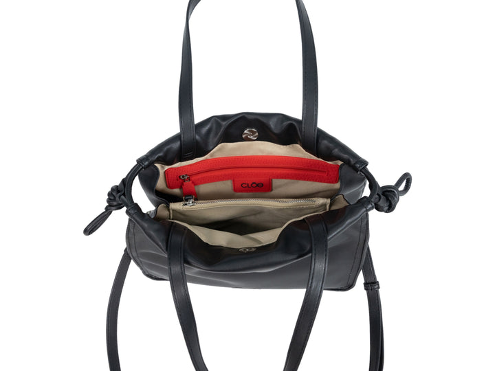 Bolso de hombro Cloe en color negro, confeccionado en cuero con diseño fruncido y un pequeño bolsillo frontal con cierre.