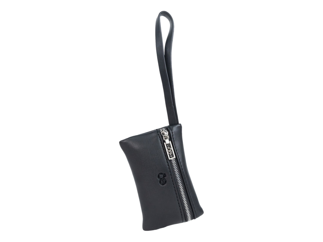 Bolso de hombro Cloe en color negro, confeccionado en cuero con diseño fruncido y un pequeño bolsillo frontal con cierre.