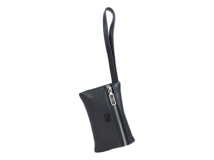 Bolso de hombro Cloe en color negro, confeccionado en cuero con diseño fruncido y un pequeño bolsillo frontal con cierre.