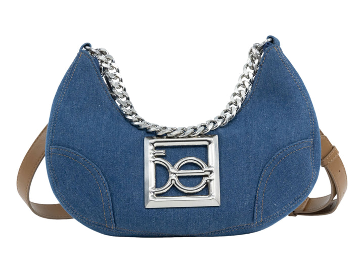 Bolsa de hombro Cloe en color azul tipo mezclilla con cadena plateada y correa marrón.